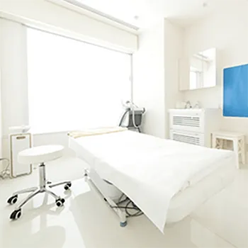 肌と歯のクリニック 東京ベイ幕張の脂肪冷却を受ける施術室