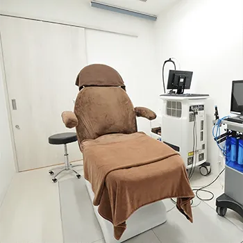 エースクリニック大阪梅田HEPナビオ院のブレッシングを受ける施術室