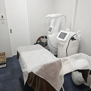 MDライズクリニック 新宿院の脂肪冷却を受ける施術室