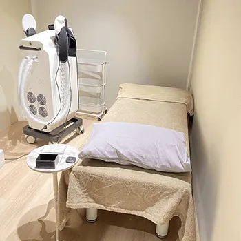 LIGHT CLINIC 名古屋院の脂肪冷却を受ける施術室