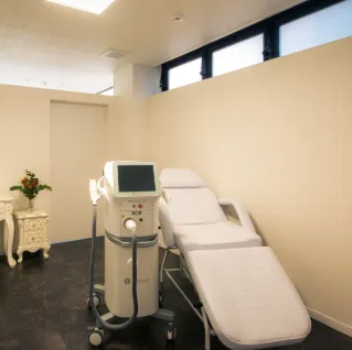 CLINIC R 西堀のピコレーザーを受ける施術室