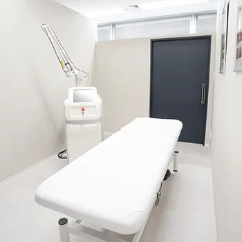 北堀江LA皮膚科クリニックのエリシスセンスを受ける施術室