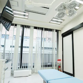 NEW FACE AESTHETIC CLINIC 東京2院のモフィウス8を受ける施術室